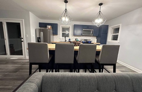 Columbia House | Remodeled Home King Bed Sleeps 8nn