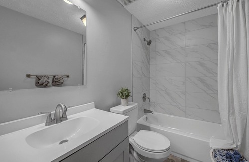 Sicklerville House | Remodeled stylish townhome close to major highways