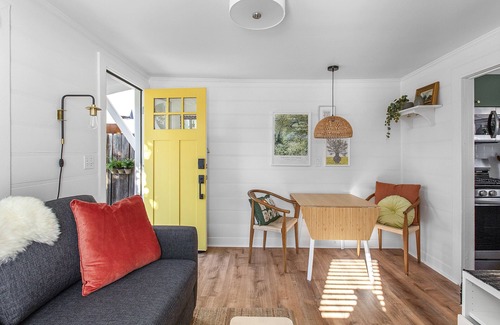 Carlson Park Cottage | Remodeled Stylish Culver Cottage + Parking