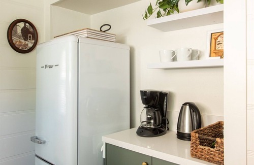 Carlson Park Cottage | Remodeled Stylish Culver Cottage + Parking