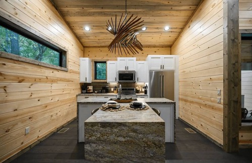Pickens Cabin | Remote Couple Retreat | Hot Tub, Gym & Pool