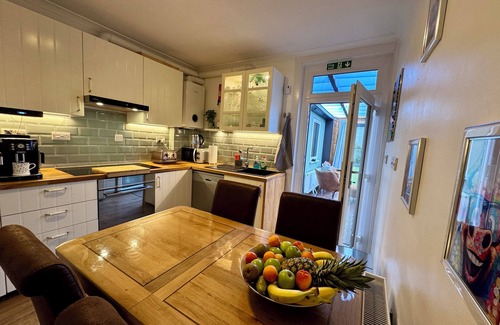 Restalrig Apartment | "Rena" Bright & Modern City Center Apartment. 24