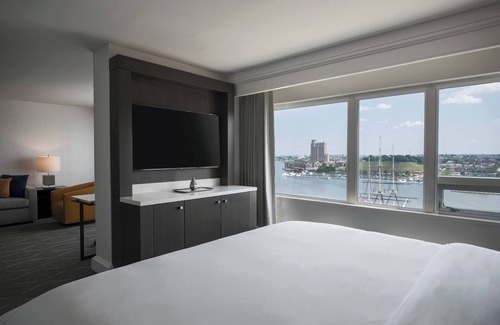Inner Harbor Hotel | Renaissance Baltimore Harborplace Hotel