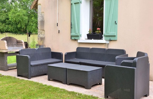 Saint-Calez-en-Saosnois Cottage | Renovated 19th-Century Cottage with Terrace, Trampoline, Spa, & Games in Quiet Hamlet