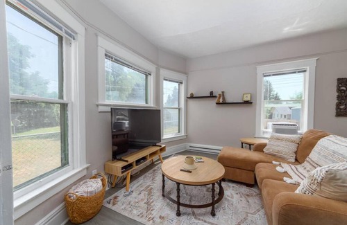 West Central Apartment | Renovated 2 bed 2 bath Near Arena and Downtown