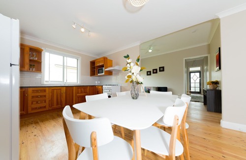 Aberdare Cottage | Renovated 2 beds Cottage (see attached Studio room)