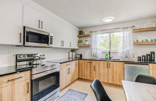 Crescent Heights Apartment | Renovated 3 bed, 2 bath! Walk downtown, HOT TUB and close to the Airport!
