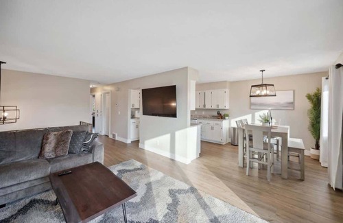 Brooklyn Park House | Renovated! 3BR 1.5BA King Beds! Mid term Rental ok