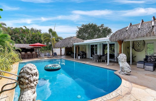 North Corals House | Renovated 3BR/2BA with large heated saltwater pool & tiki bar