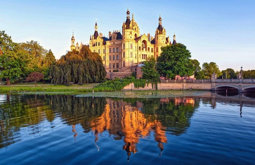 Schwerin Apartment | Renovated apartment in listed villa with lake view