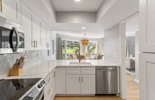 Spinnaker Beachhouses Villa | Renovated & Beautiful 2BR/2BA Villa! Easy walk to Beach & Club! Amenity Cards!