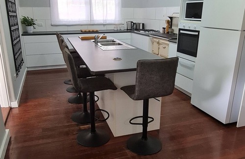 Geraldton House | Renovated beauty on Durlacher - Walking distance to all amenities