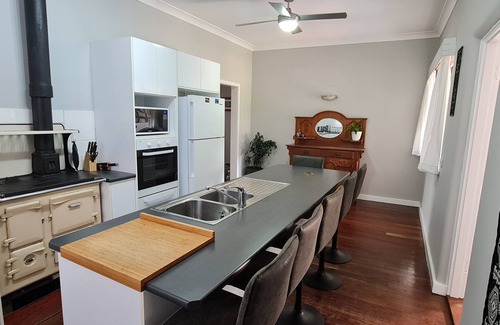 Geraldton House | Renovated beauty on Durlacher - Walking distance to all amenities