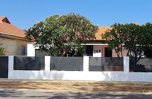 Geraldton House | Renovated beauty on Durlacher - Walking distance to all amenities