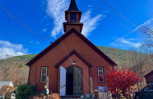 West Dummerston House | Renovated Church Sanctuary: Ski and Swim, Relax, Cook, Gather.