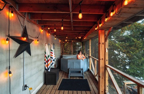 Catchacoma Cottage | Renovated Cottage in the Kawarthas with Hot Tub & Pet Friendly