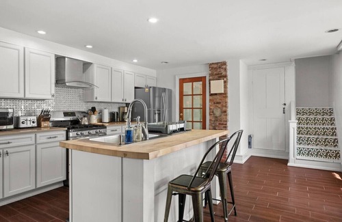 Bloomville House | Renovated Country Farmhouse – Private, Pet-Friendly & Family Ready