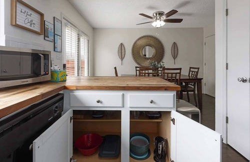 Grandview House | Renovated Cozy TownHome Mins from KC Attractions