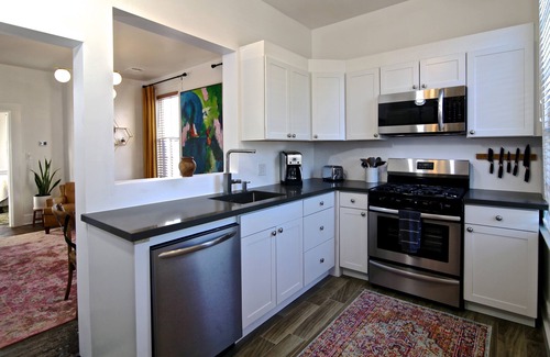 East Downtown Houston Apartment | Renovated EaDo Flat, walk to GRB, bars, stadium-above restaurant & bar adjacent