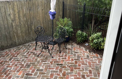 Touro Apartment | Renovated Efficiency steps away from Magazine St