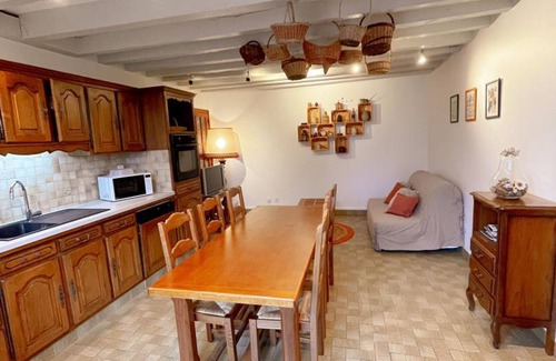 Mont-pres-Chambord Cottage | Renovated Farmhouse near Loire Castles with Private Terrace and Garden