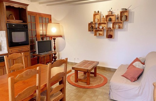Mont-pres-Chambord Cottage | Renovated Farmhouse near Loire Castles with Private Terrace and Garden