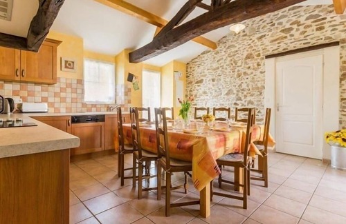 Saint-Pere-en-Retz Cottage | Renovated Farmhouse: 4BR, SPA, WiFi, Baby Gear, Near Pornic