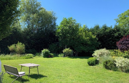 Froideconche Apartment | Renovated garden apartment with terrace