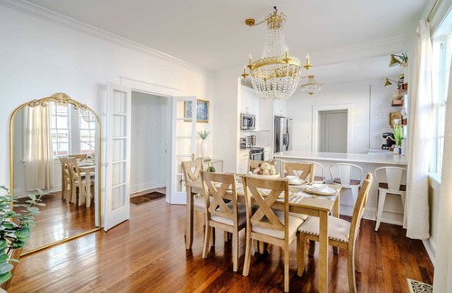 Touro House | *Renovated Gem*I Balcony, Gated Parking, Sleeps 12
