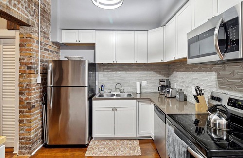 Dixon Park House | Renovated Georgian Manor w/Parking Near Forsyth Park by Lucky Savannah