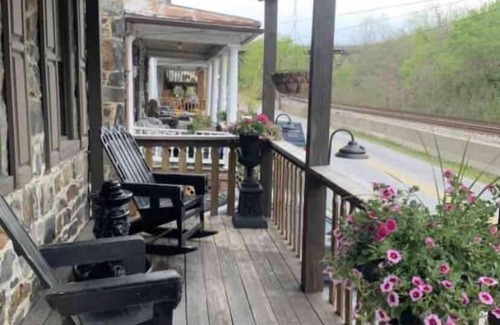 Knoxville House | Renovated historic stone house very close to the Potomac River