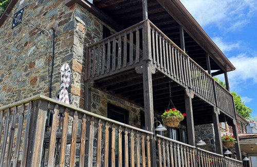 Knoxville House | Renovated historic stone house very close to the Potomac River