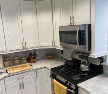 Queens Apartment | Renovated Jacuzzi Tub Home NYC-LGA-JFK Washer-Dryer