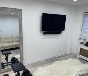 Queens Apartment | Renovated Jacuzzi Tub Home NYC-LGA-JFK Washer-Dryer