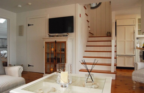 Mashpee Cottage | Renovated Nantucket Style Cottage-Ocean Views-Steps to Private Beach-CENTRAL AC!
