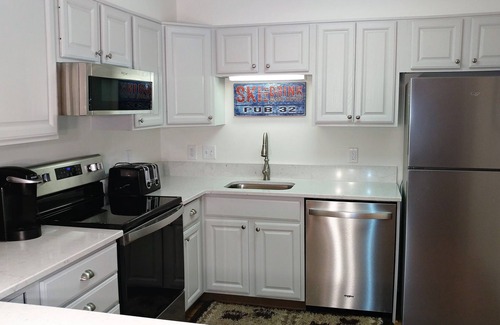 Lincoln Condo | Renovated Nordic Inn Condo-Walk to Town/Loon 1 Mile/Pools/Hot Tb/Gm Rm/Fit Ctr.