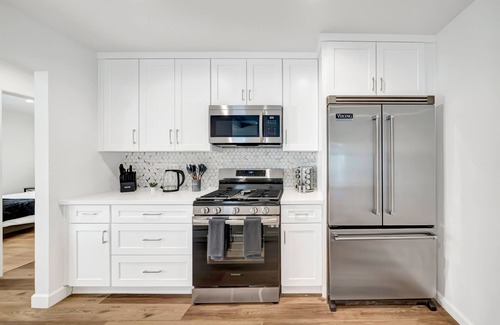 West Hills House | Renovated Pet-Friendly House W/Beautiful Backyard & Jacuzzi, Near W.H. Hospital