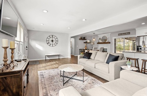 Bellevue House | Renovated Ranch + Fenced Back Yard. Pet Friendly!