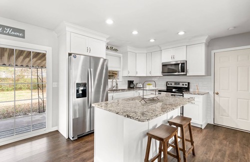 Bellevue House | Renovated Ranch + Fenced Back Yard. Pet Friendly!