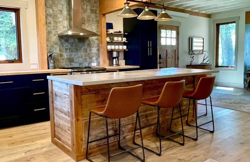 Whitepine House | Renovated Ranch Retreat in Heart of the Rockiesnn