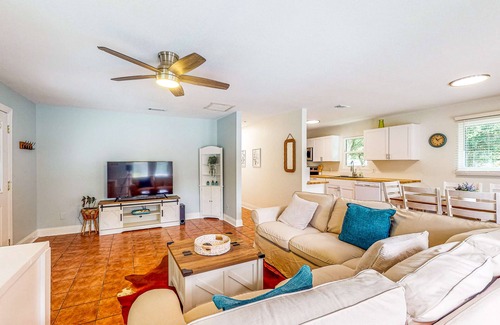 Thonotosassa House | Renovated retreat with pool, firepit, balcony, & bikes - snowbird-friendly