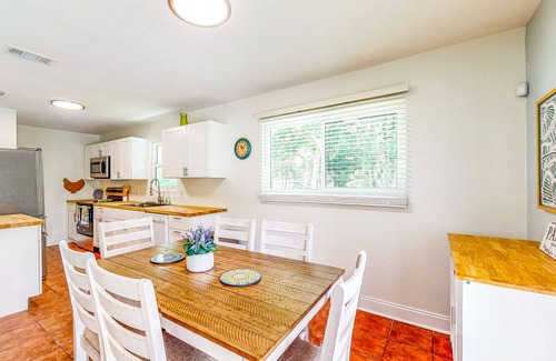Thonotosassa House | Renovated retreat with pool, firepit, balcony, & bikes - snowbird-friendly