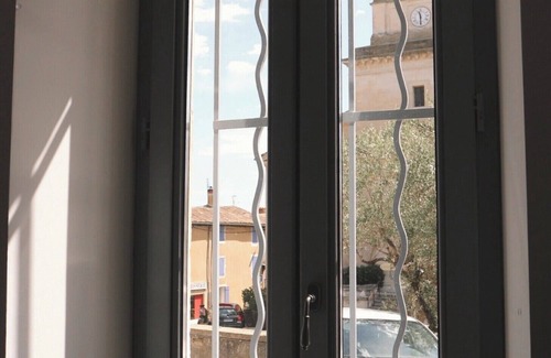Suze-la-Rousse Apartment | Renovated T2 apartment in the heart of Suze-la-Rousse