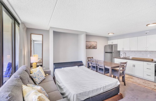 Waikiki Condo | Renovated Waikiki Banyan Pool View, Free parking