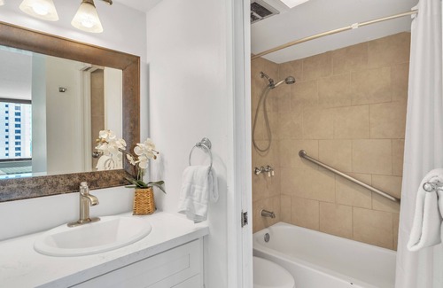 Waikiki Condo | Renovated Waikiki Banyan Pool View, Free parking