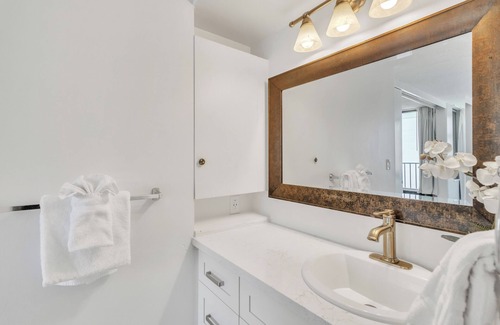 Waikiki Condo | Renovated Waikiki Banyan Pool View, Free parking