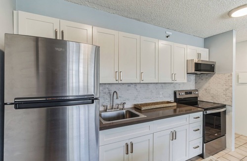 Waikiki Condo | Renovated Waikiki Banyan Pool View, Free parking