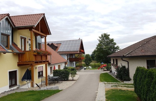Neunburg vorm Wald Apartment | Renovierte, ebenerdige FeWo mit Gemeinschaftsterrasse