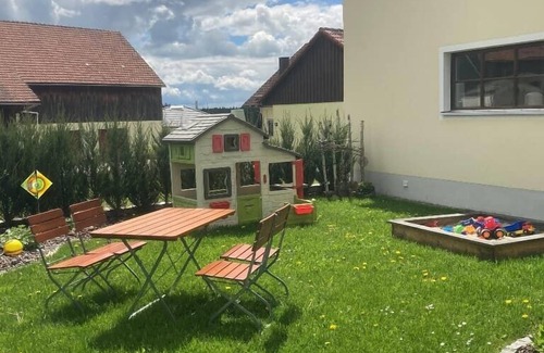Hemau Apartment | Renoviertes Feriendomizil (110 m2) mit Badewanne und kostenfreiem WLAN
