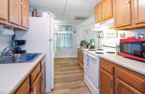Wildwood House | Rent 21 + 3 bedroom home 1 block from beach 5 minute walk to convention center!